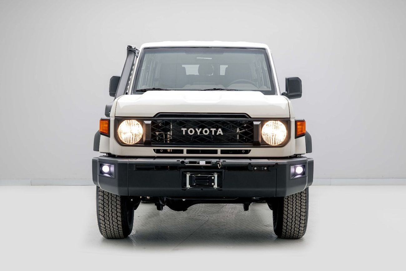 تويوتا لاند كروزر LC76 Hardtop 2.8L - White Inside Saddle Tan | Export Only