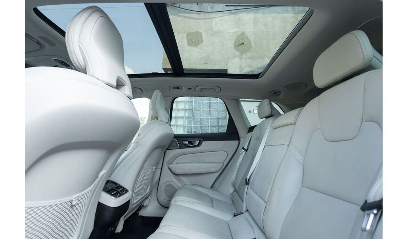 فولفو XC 60 T5 Momentum 2.0L AWD Volvo XC60 T5 2021 GCC under Agency Warranty and Service Contract with Flexible