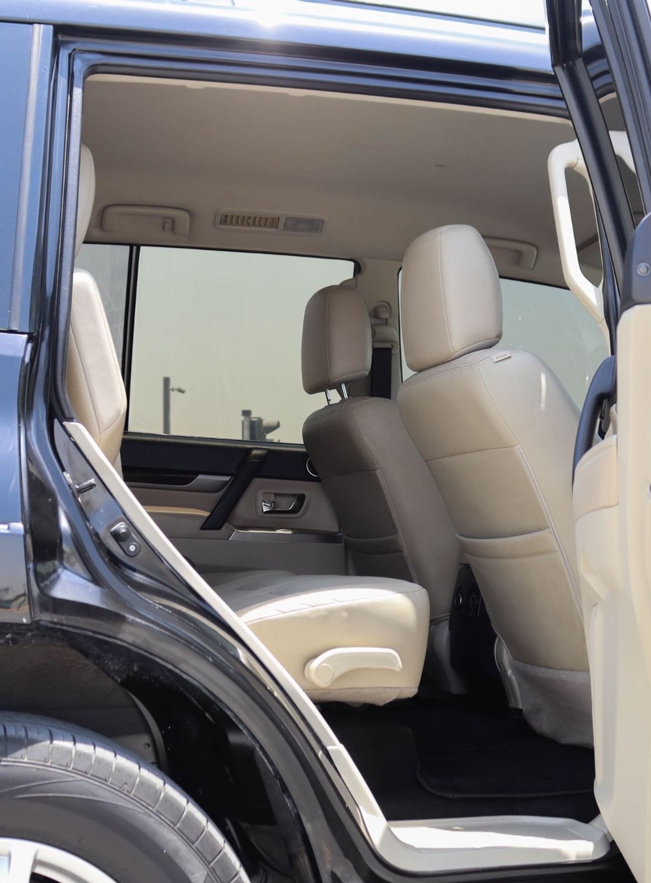 ميتسوبيشي باجيرو GLS Mid 3.8L (274 HP)