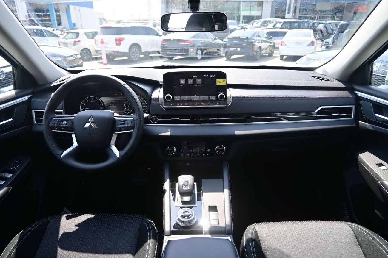 Mitsubishi Outlander Mitsubishi Outlander Hi-Line 2.5L Petrol 4WD, Model 2025, Color Silver