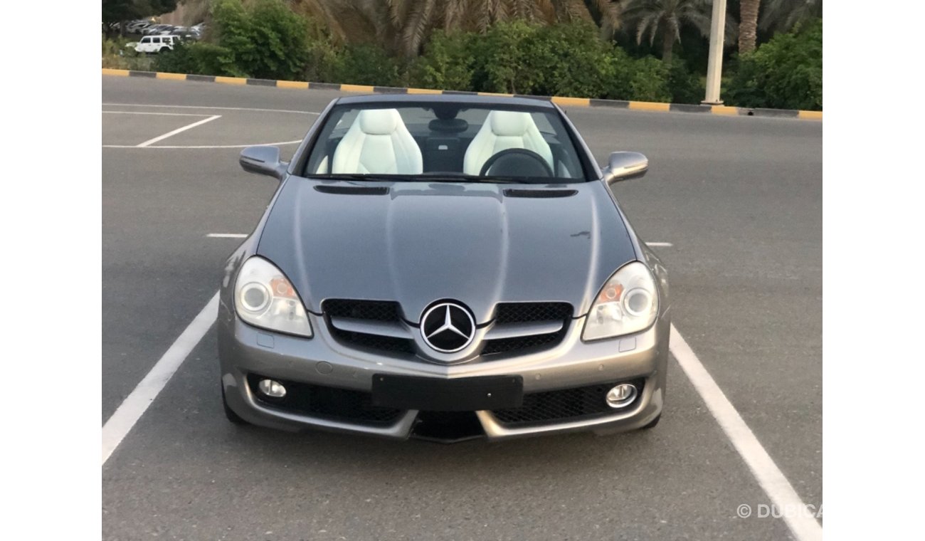 Mercedes-Benz SLK 200 Model 2009 GCC car prefect condition inside and outside full option