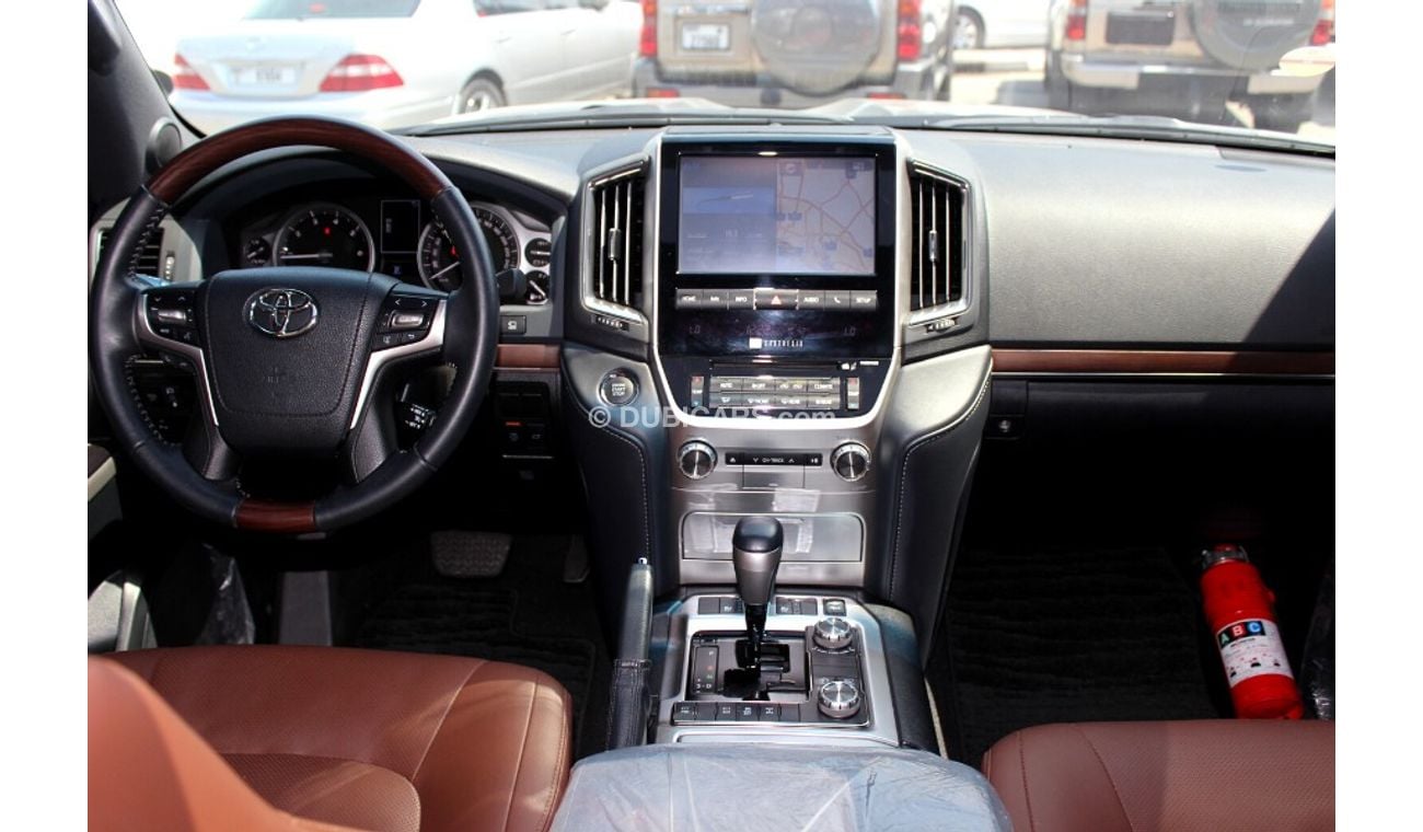 تويوتا لاند كروزر (2019) VXR V8 5.7, GCC, UNDER WARRANTY FROM LOCAL DEALER
