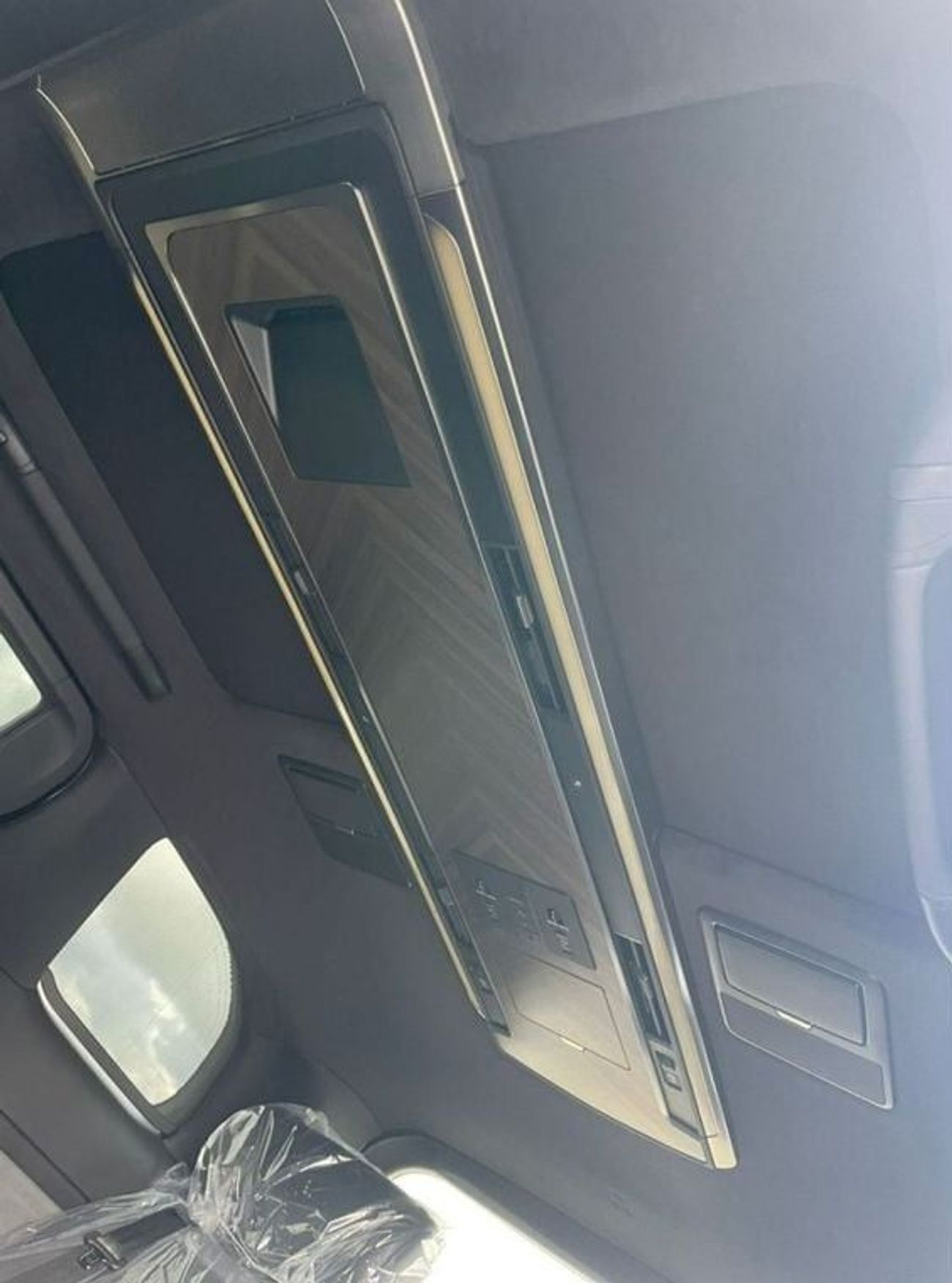 لكزس LM 350h 2.5L Hybrid 4 seater VIP 2024 YM (For export only)