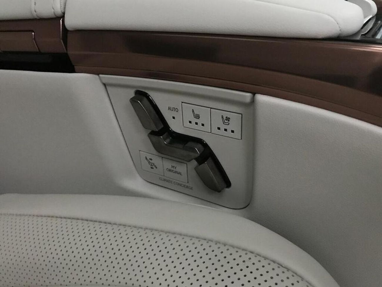 Lexus LM 350h 2.5 350h Takumi E-CVT AWD Euro 6 (s/s) 5dr ( EXPORT ONLY)