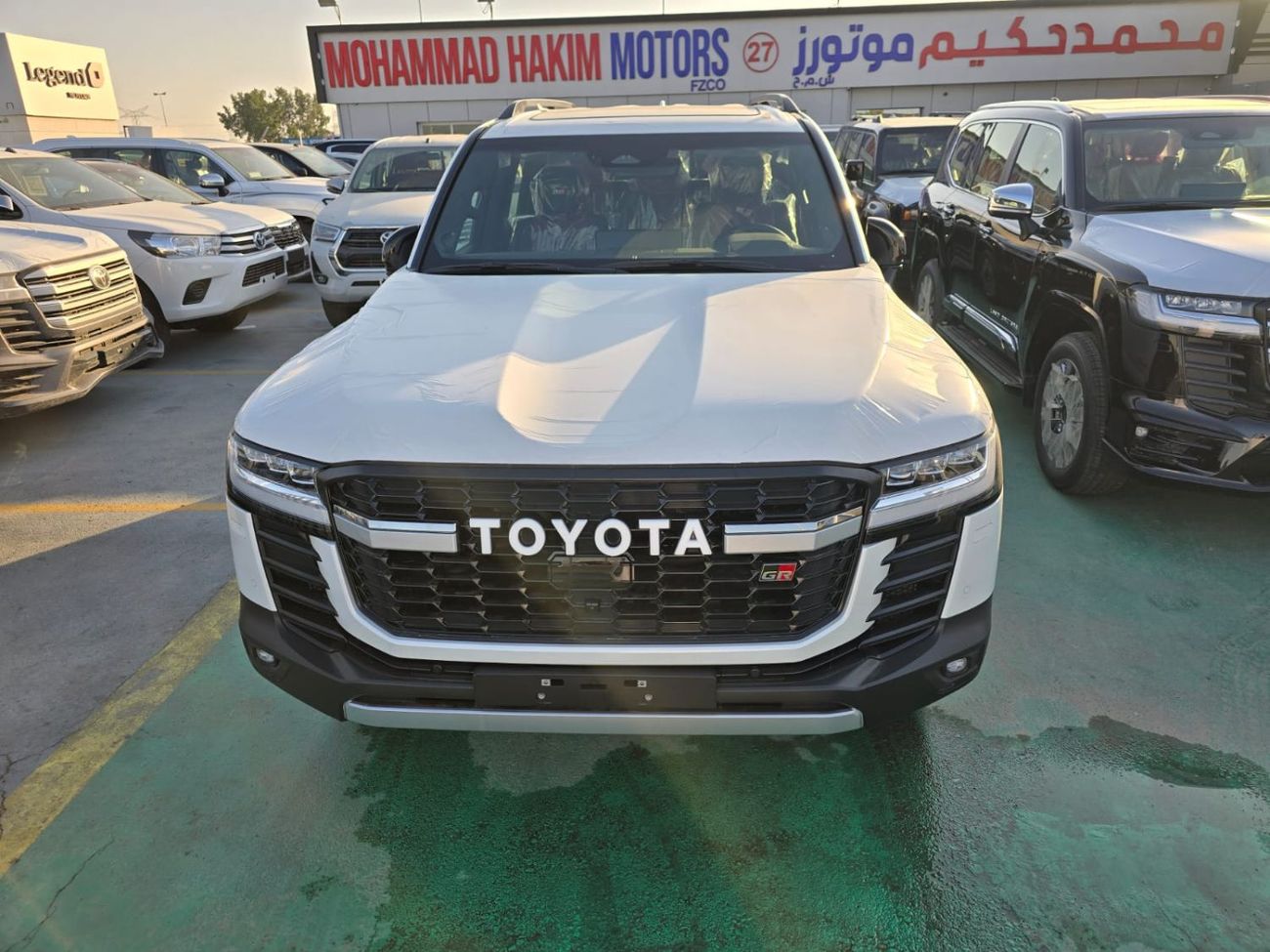 تويوتا لاند كروزر تويوتا لاندكروزر LC300 هجين فئة GR موديل 2026 – فل أوبشن – أبيض خارجي / جلد أحمر داخلي