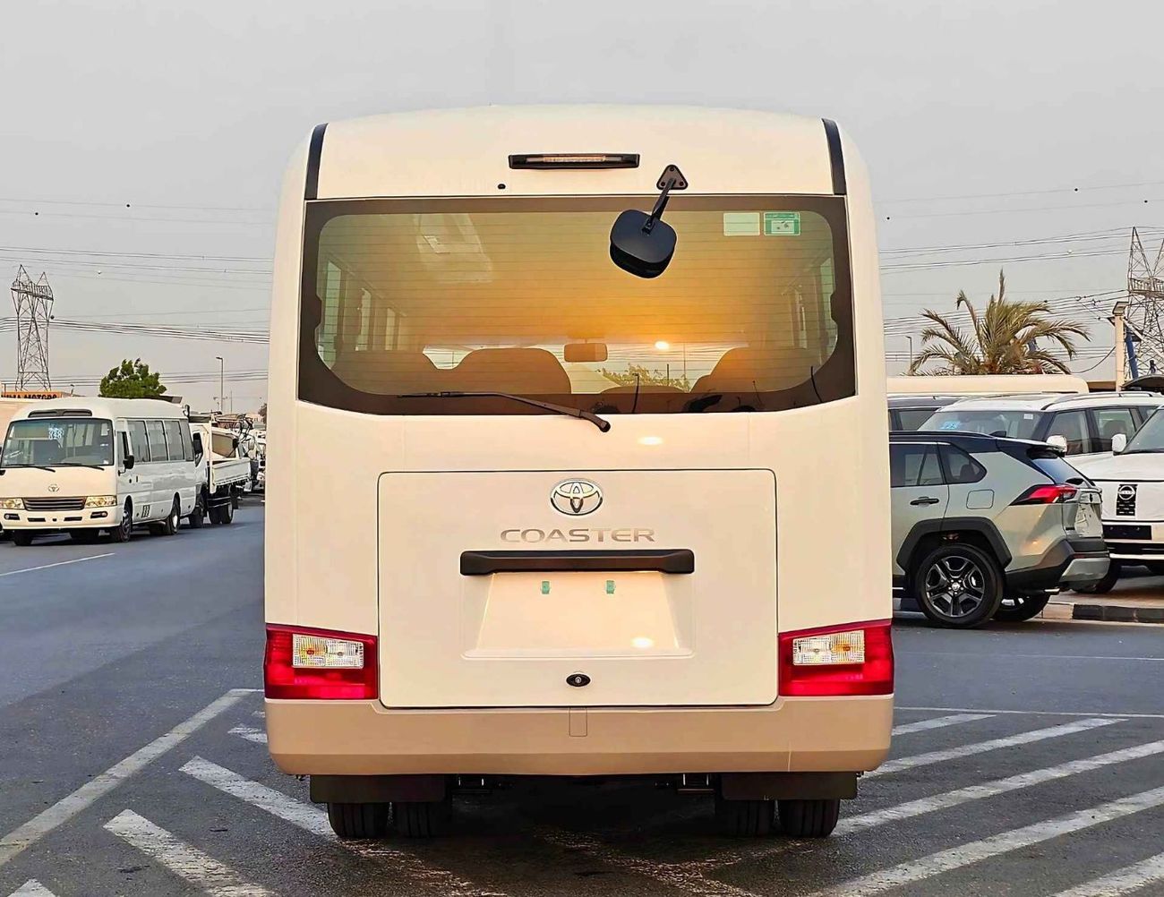 تويوتا كوستر 2.7L PETROL M/T DUAL TONE / 23 SEATER /AUTO DOOR/HLF LUGGAGE RACK/CODE#COPB