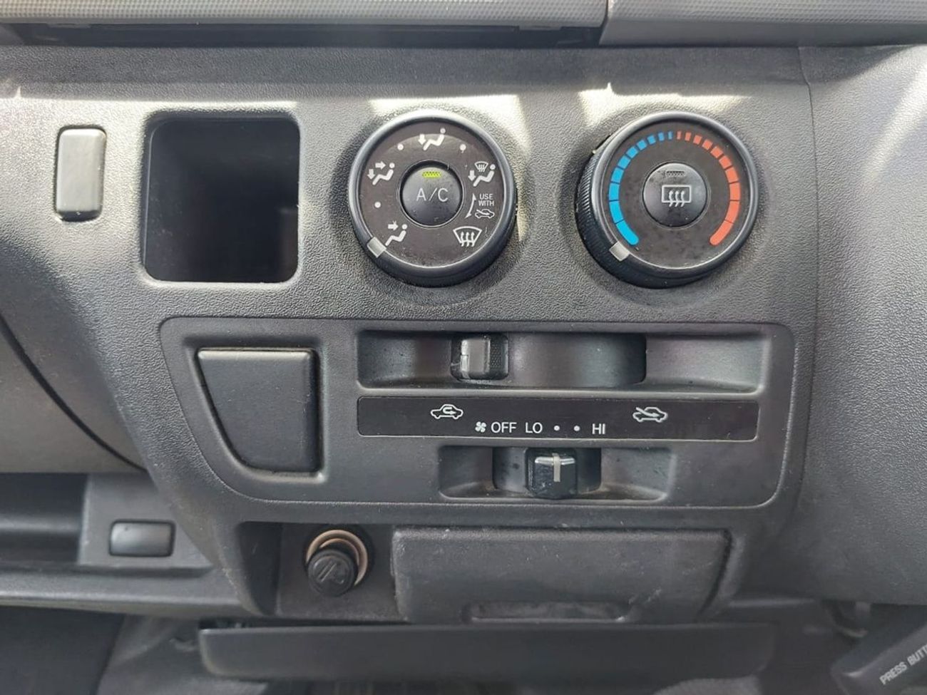 Toyota Hiace TOYOTA HIACE COMMUTER VAN RHD 2011 MODEL 3.0 L DIESEL AUTOMATIC(PM08585)