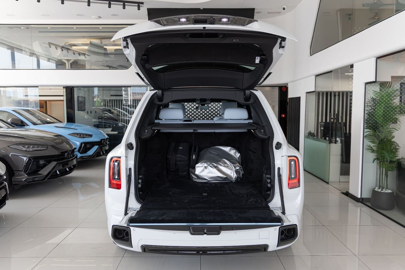 رولز رويس كولينان ROLLS-ROYCE CULLINAN | BLACK BADGE | FULL OPTIONS | BESPOKE SOUND SYSTEM | GCC SPECS | DEALER WARRAN