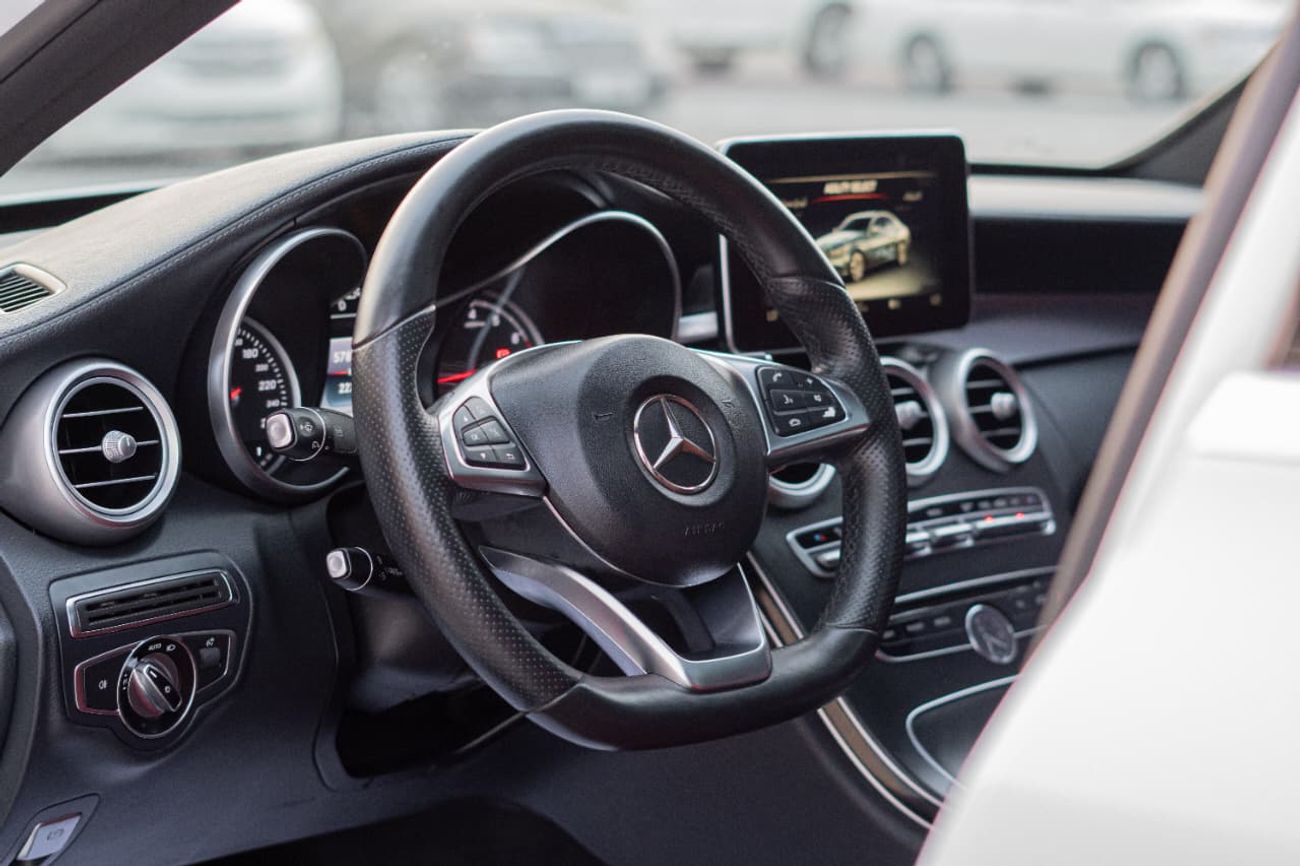 مرسيدس بنز C 200 GCC CAR FULL OPTION