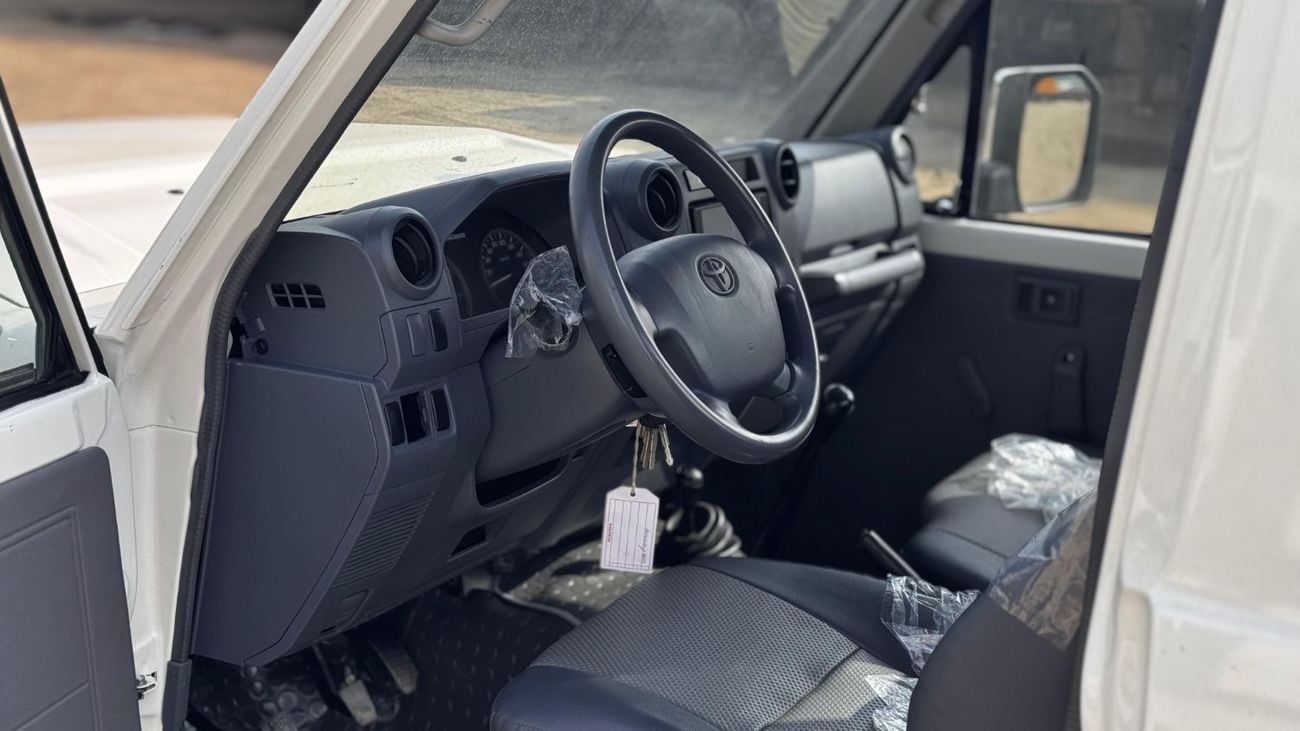 تويوتا لاند كروزر بيك آب Toyota landcruise pickup single cab 2018Model upgrade 2024 Model 4.2 1HZ v6 Engine Colour white Tran