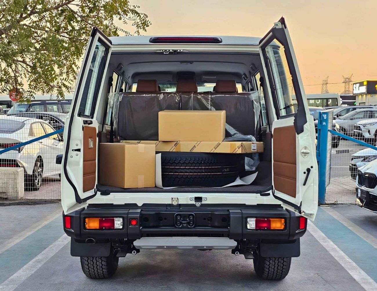 Toyota Land Cruiser 70 LX LC76 5 DOORS / 4.0L V6 PETROL A/T / LEATHER SEATS / DVD+CAMERA / PWR WINDOWS & LOCKS (CODE # H76P