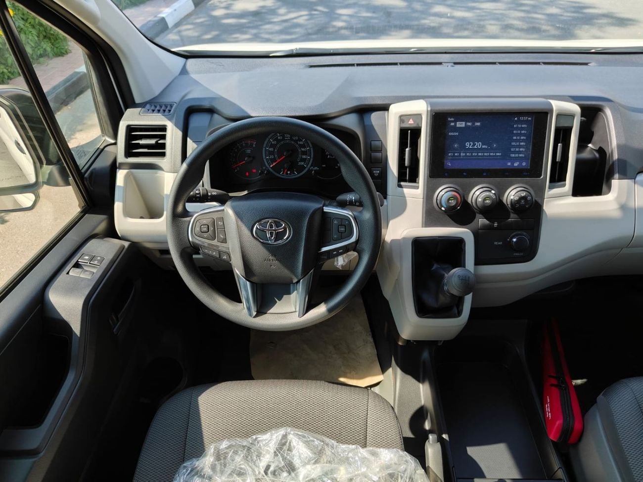 تويوتا هاياس 2026 Toyota Hiace DX 13-Seater 3.5L V6 Petrol M/T (3-Point Seatbelts) For Local