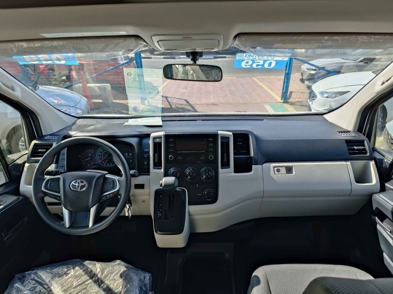 Toyota Hiace GL TOYOTA HIACE HIGHROOF DX / 2.8L V4  DIESEL / BLACK BUMPER