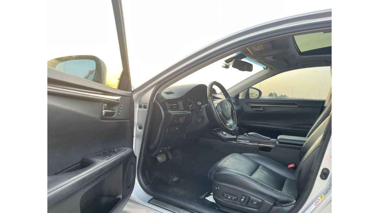 لكزس ES 300 2013 Lexus ES300H Hybrid 2.5L V4 - Japanese Specs Full Option - Without Accident