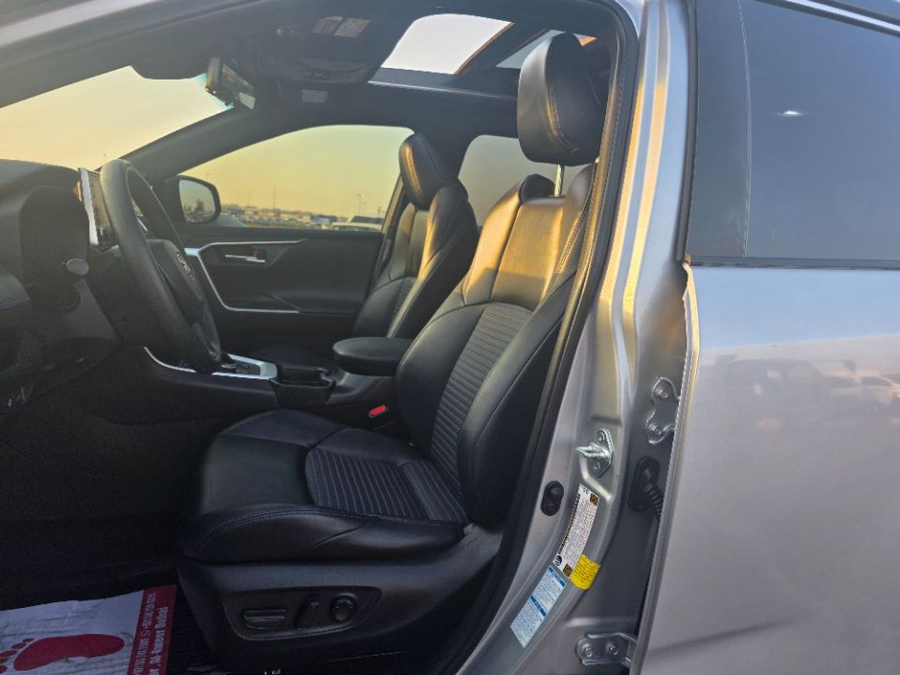 Toyota RAV4 2019 Model XSE hybrid engine Paranomic and two cameras