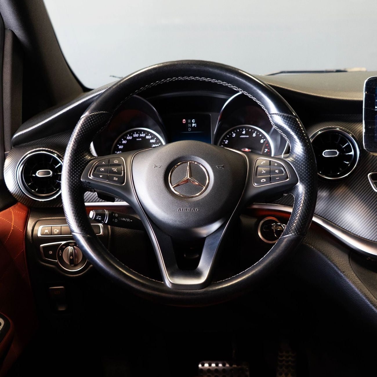Mercedes Benz V 250 AVANTGARDE LWB AED 2,682 P.M • 0% Downpayment • Mercedes-Benz V 250 VIP Design • 1 Year Warranty