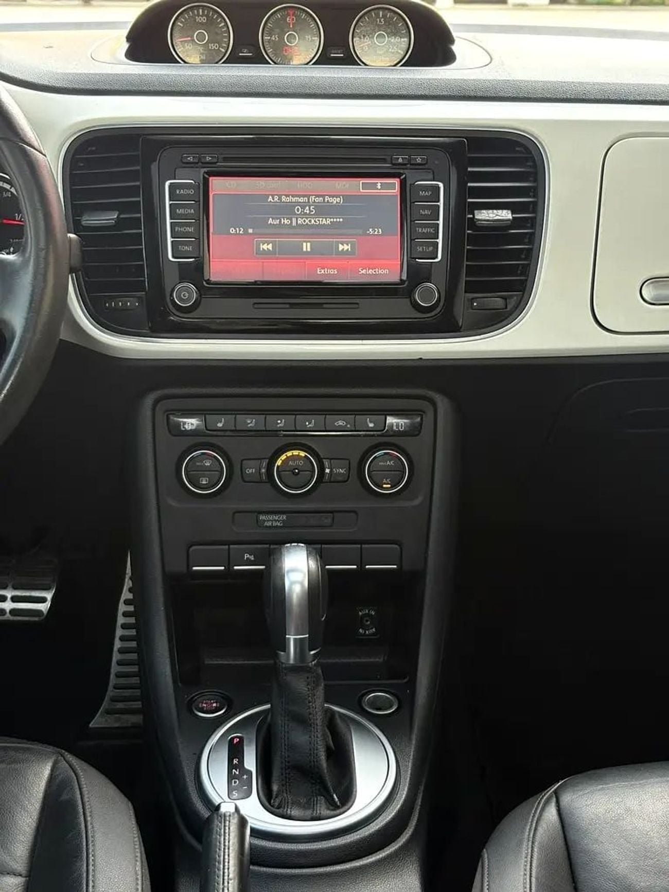 Volkswagen Beetle !! EID SALE !! 1 YEAR FREE WARRANTY !!  VOLKSWAGEN BEETLE 2.0 TSI A/T | 2015 | GCC SPECS