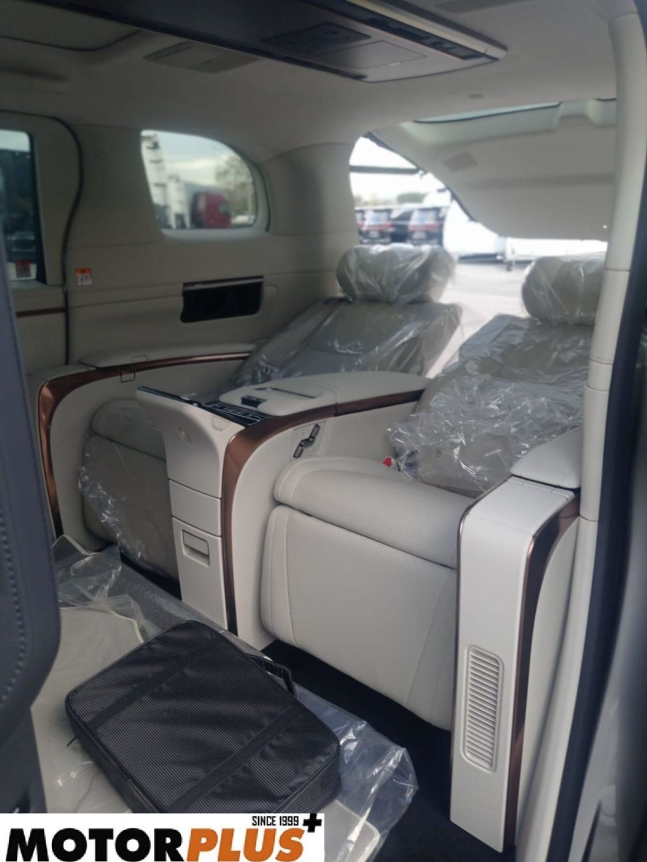 لكزس LM 350h Hybrid 4 Seater 2025 - Ready Stock!