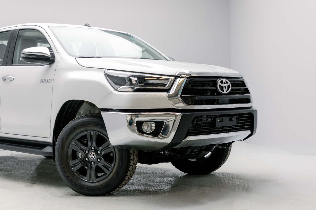 تويوتا هيلوكس Double Cab 2.7L - Super White Inside Maroon | Export Only