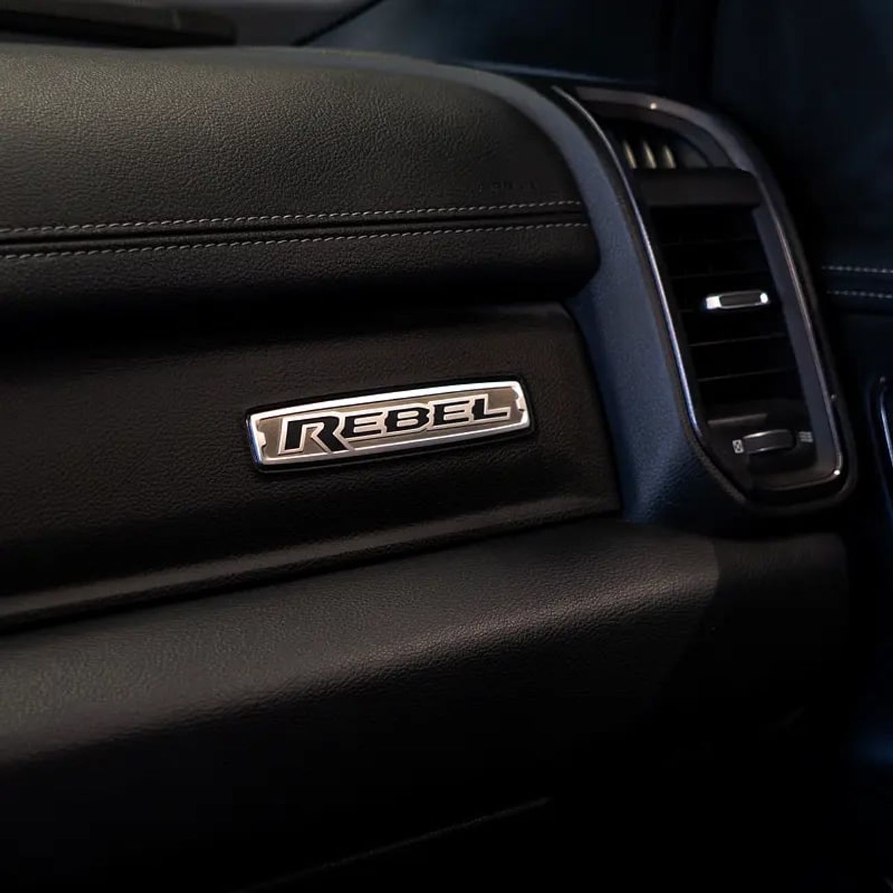 رام 1500 Rebel 5.7L Crew Cab Utility (5 Seater)