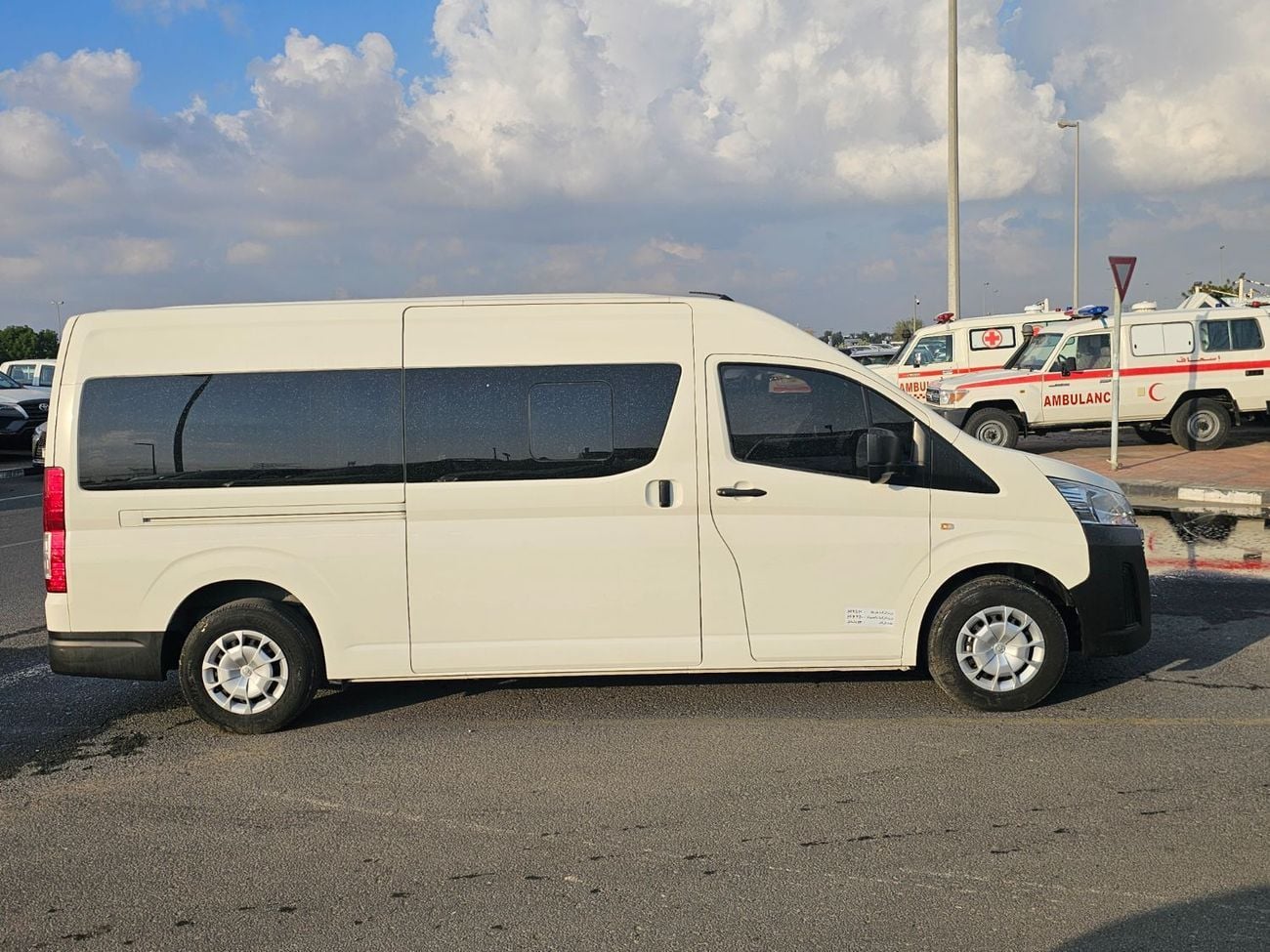 Toyota Hiace Commuter Highroof-3.5L-LHD-2WD-Side Glass-13 Seats- 4 Doors-Petrol-Automatic
