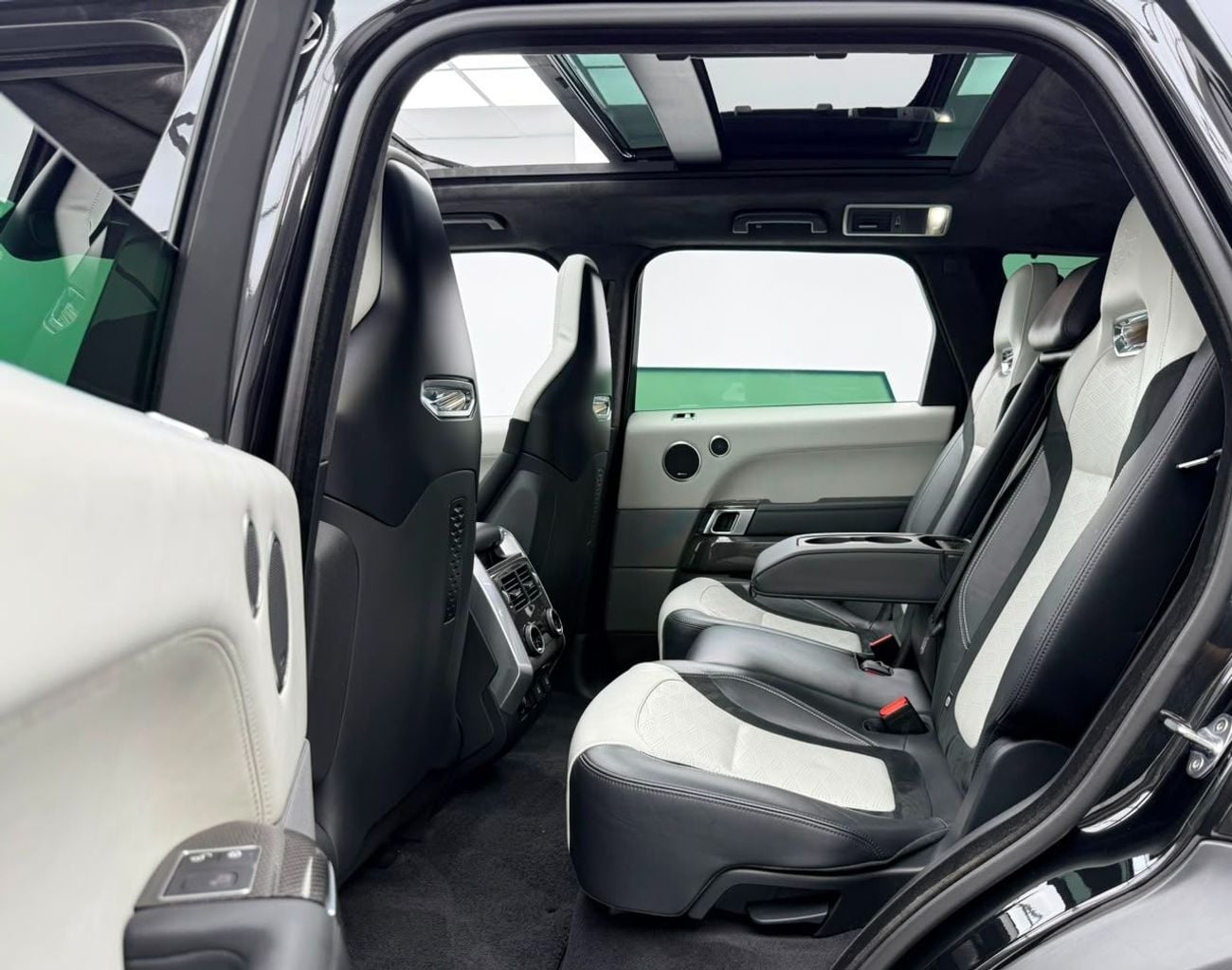 Land Rover Range Rover Sport SVR 2018 Range Rover Sport , Carbon Fiber Package, Fully Loaded, Excellent Condition, GCC