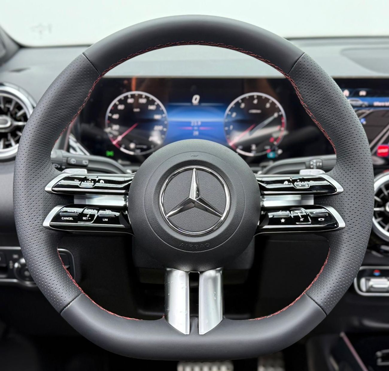 مرسيدس بنز GLB 200 *Brand New* 2026 Mercedes Benz GLB200, 5 Years Mercedes Warranty, Delivery Km, 7 Seater, GCC