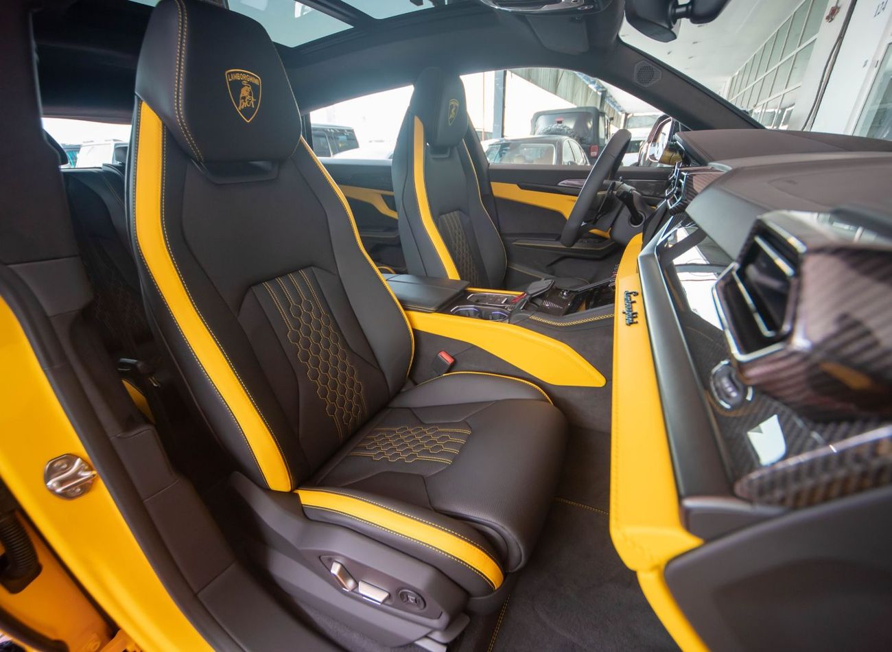 Lamborghini Urus S 4.0T V8 Lamborghini Urus SE | 2025 | 0 km | Carbon Fiber