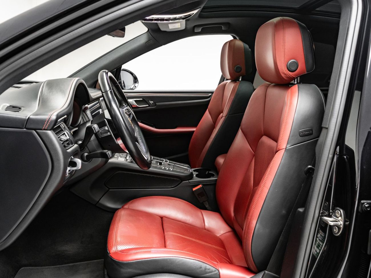 Porsche Macan Std 2.0L (252 HP) 2019 Porsche Macan, March 2026 Blackline Warranty, Full Service History, GCC