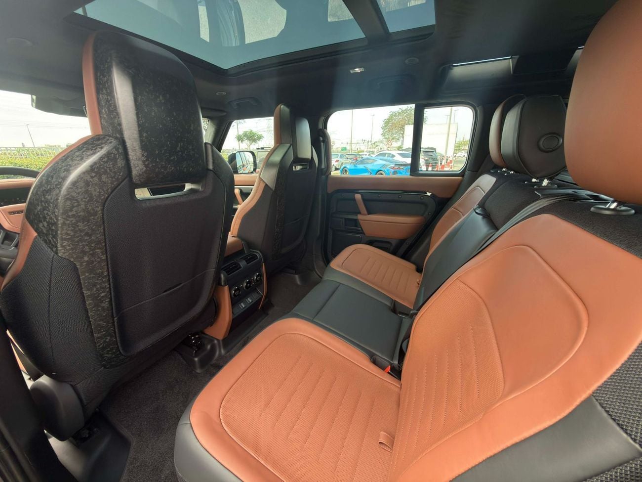 Land Rover Defender GCC SPEC UNDER WARRANTY AND SERVICE