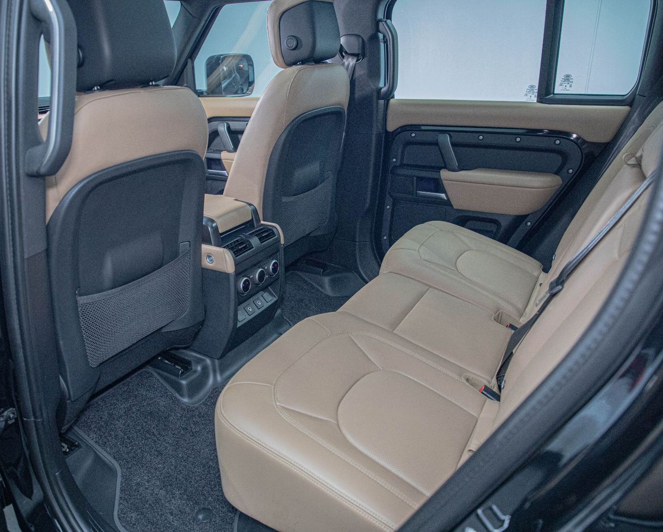 Land Rover Defender P300 90 X-Dynamic SE 2.0L (5 Seater)