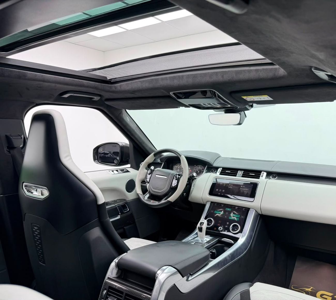 Land Rover Range Rover Sport SVR 2018 Range Rover Sport , Carbon Fiber Package, Fully Loaded, Excellent Condition, GCC