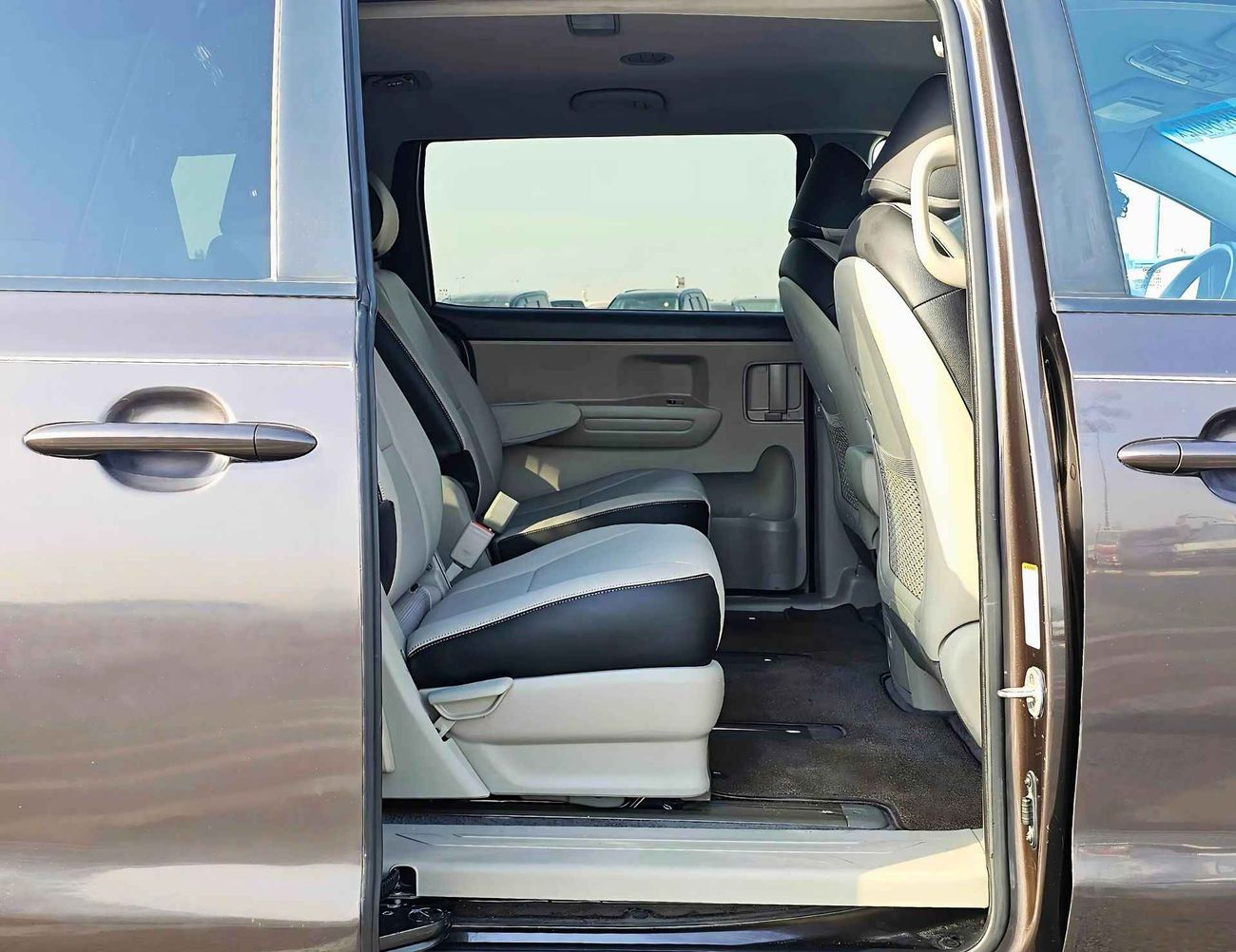 كيا سيدونا LX / V6 / 3.3L / 7 SEATS / EXPORT ONLY / LOT# 31911