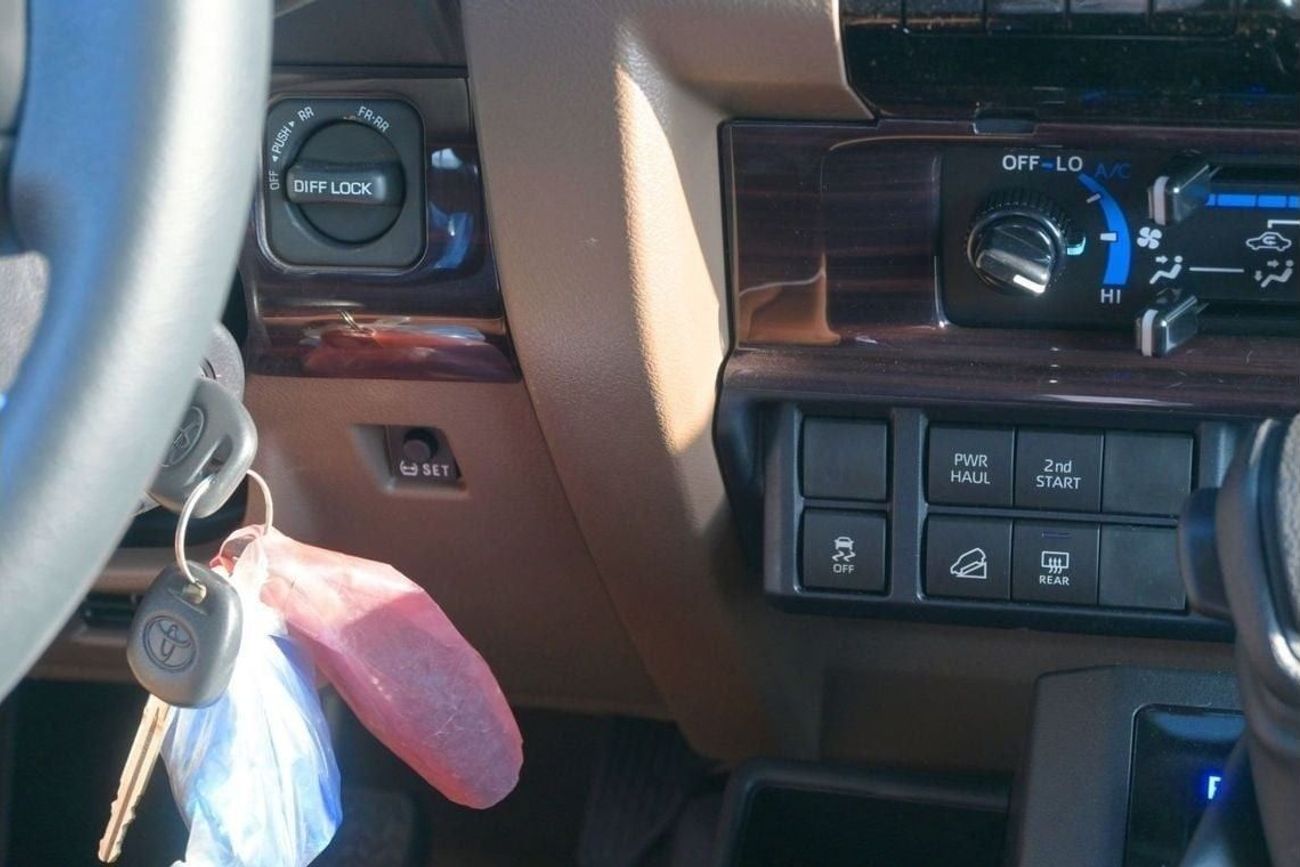 Toyota Land Cruiser 70 Toyota Land Cruiser Hard Top LC71 SHORT CHASE 4.0L Petrol AT