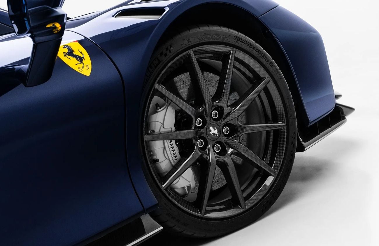 فيراري SF90 سبيدر 4.0L Twin-Turbocharged V8 + 3 Electric Motors