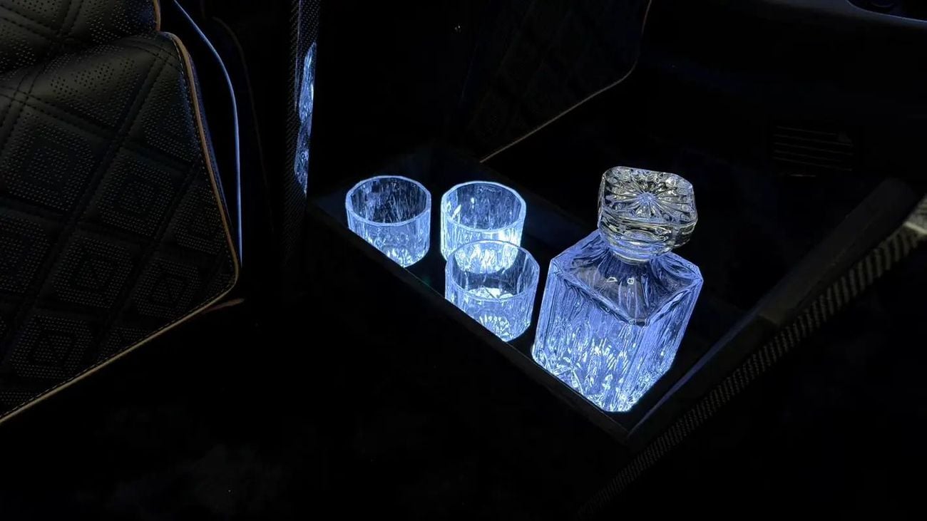 مرسيدس بنز V 300 ARRIVAL MODEL VIP MERCEDES GCC V300 with ADDITIONAL REAR AC - 2 Years Warranty by VLINE