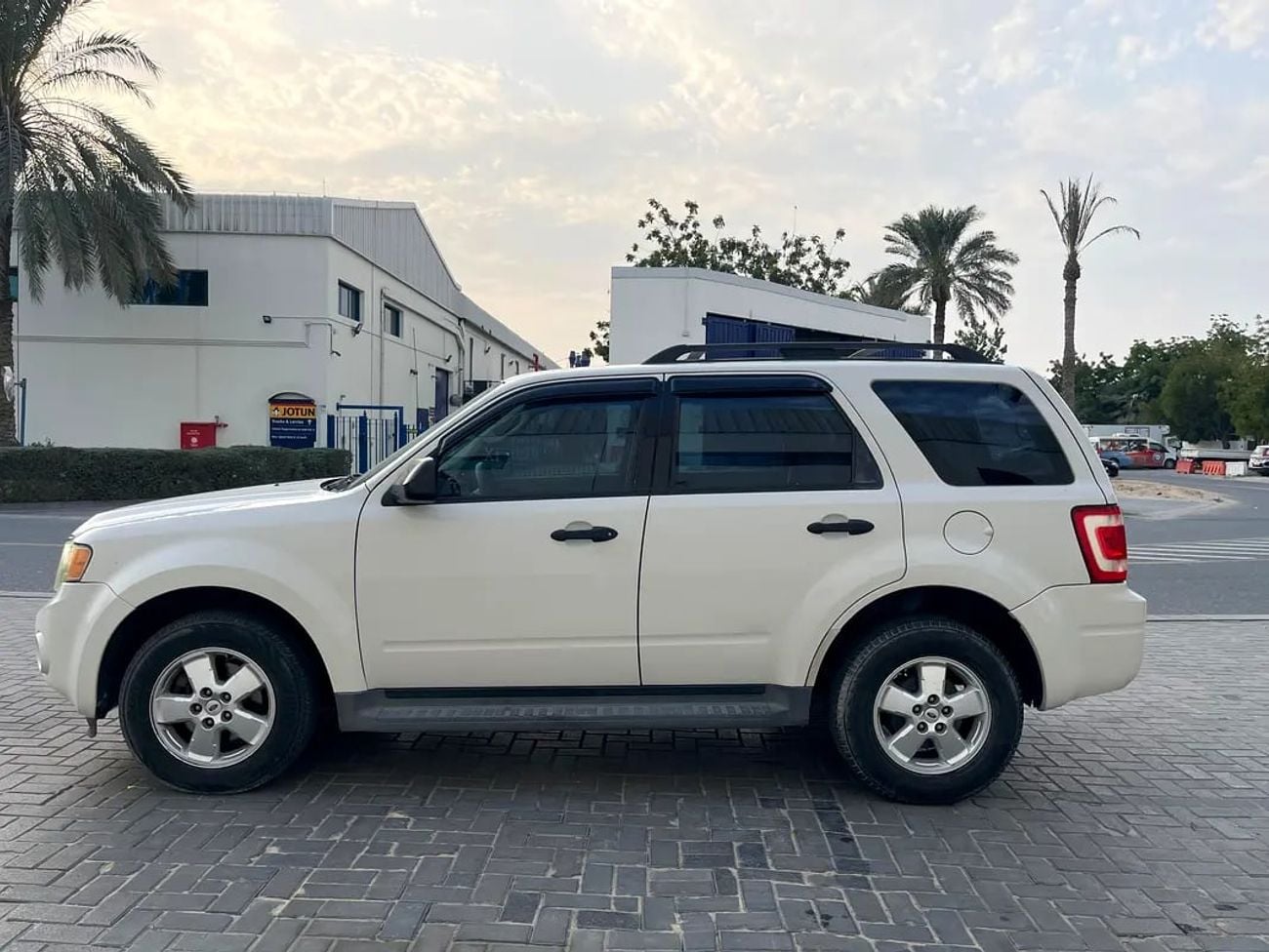 Ford Escape XLT | 2.5L 4-CYLINDERS | | GCC | LOW MILAGE | WELL MAINTAINED