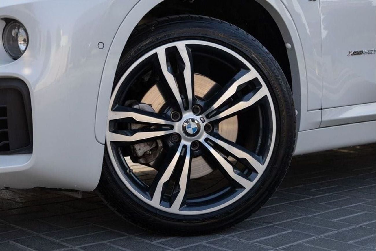 بي أم دبليو X1 xDrive 25i M Sport 2.0L BMW X1 xDrive25i M-Sport 2018 GCC under Agency Warranty with Flexible Down-P