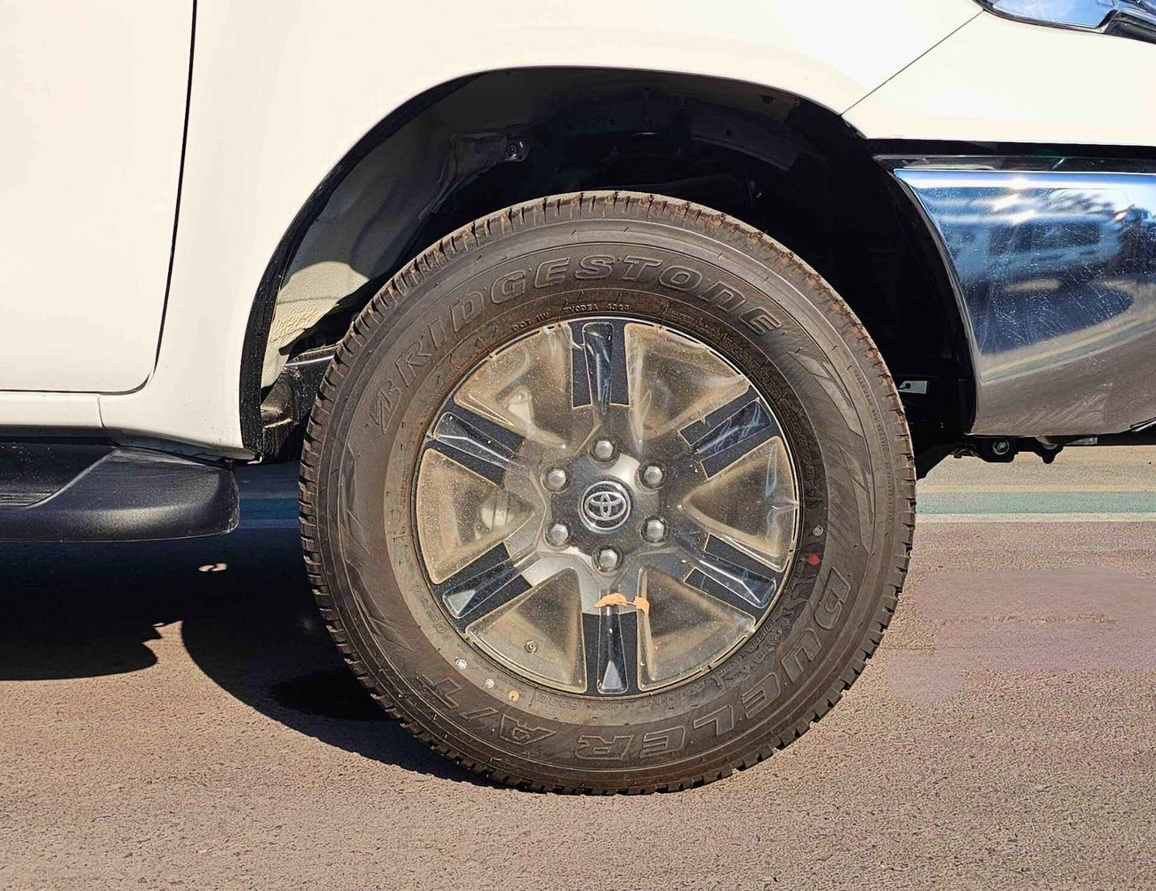 تويوتا هيلوكس SR5 FULL OPTION / M/T / 2.7L V4 PETROL /  DVD REAR CAMERA / 4WD (CODE # SR5)