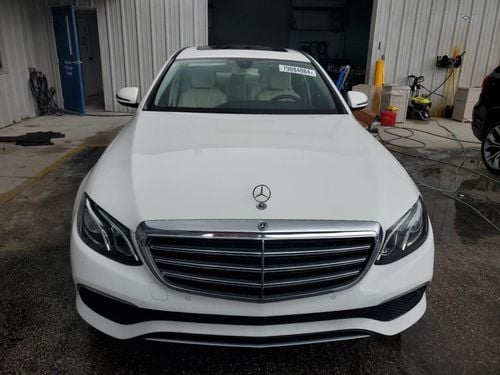 Mercedes-Benz E300 Premium + 2.0L