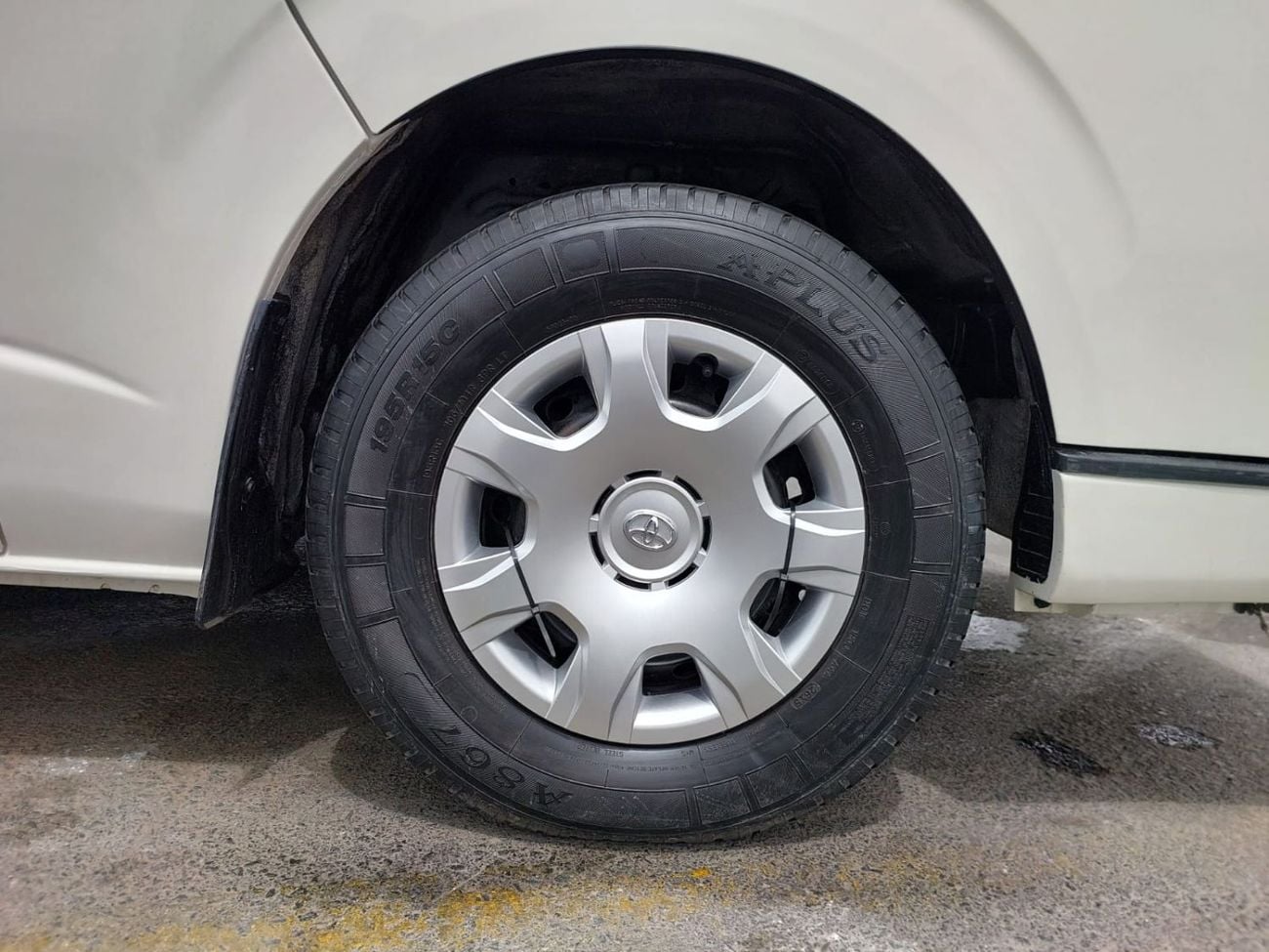 Toyota Hiace TOYOTA HIACE COMMUTER VAN RHD 2015 MODEL 3.0 L DIESEL AUTOMATIC(PM15106)