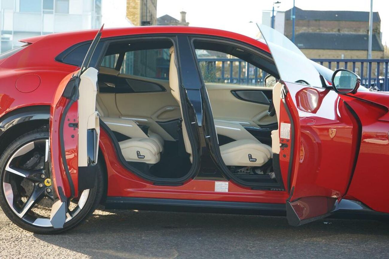 فيراري بوروسانجوي 6.5 V12 F1 DCT 4WD Euro 6 (s/s) 4dr (EXPORT ONLY)