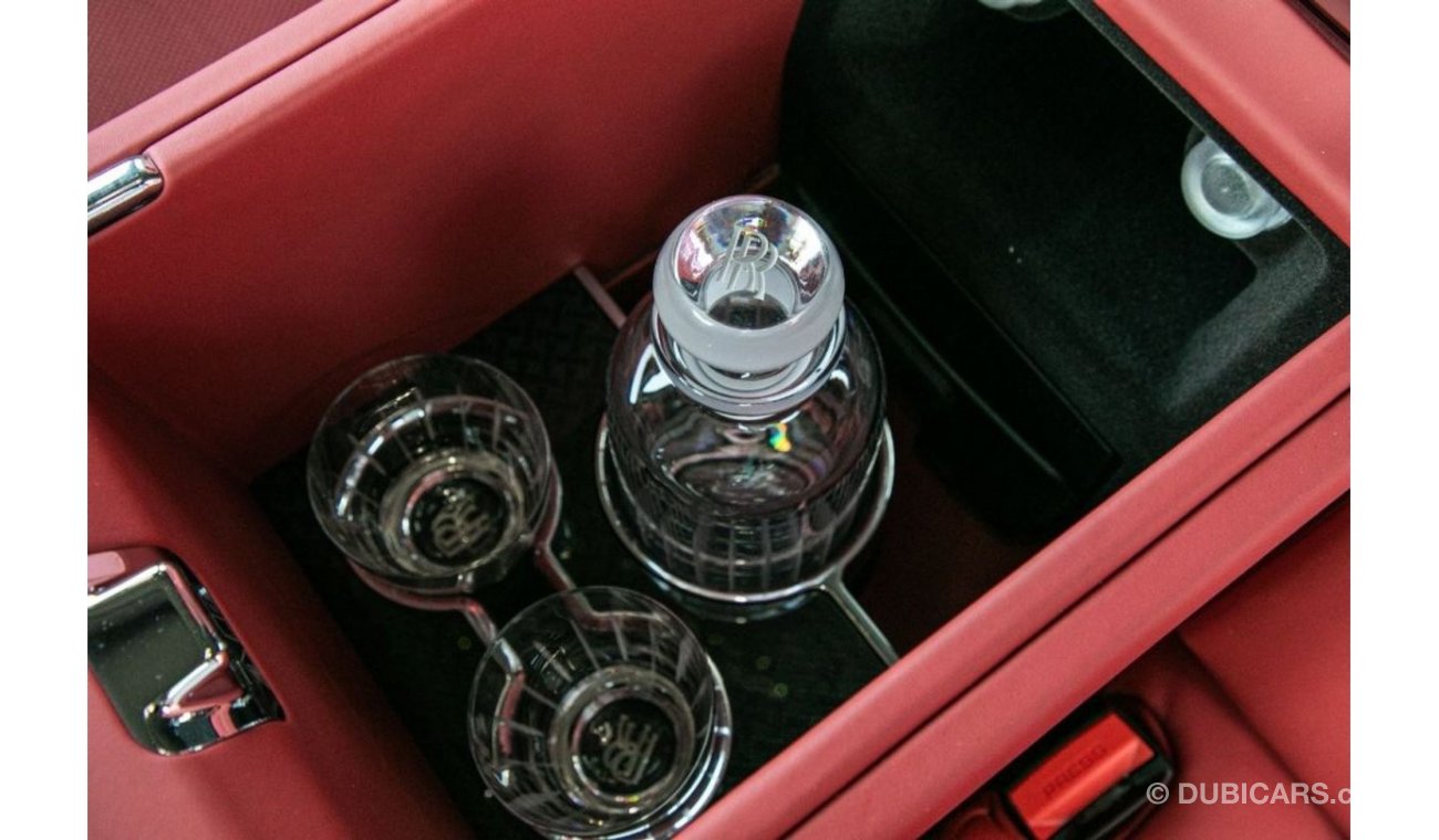 رولز رويس كولينان 6.8L AWD with 4 Lounge Seats , Champagne Flutes, Panoramic sunroof and Starlit Headliner