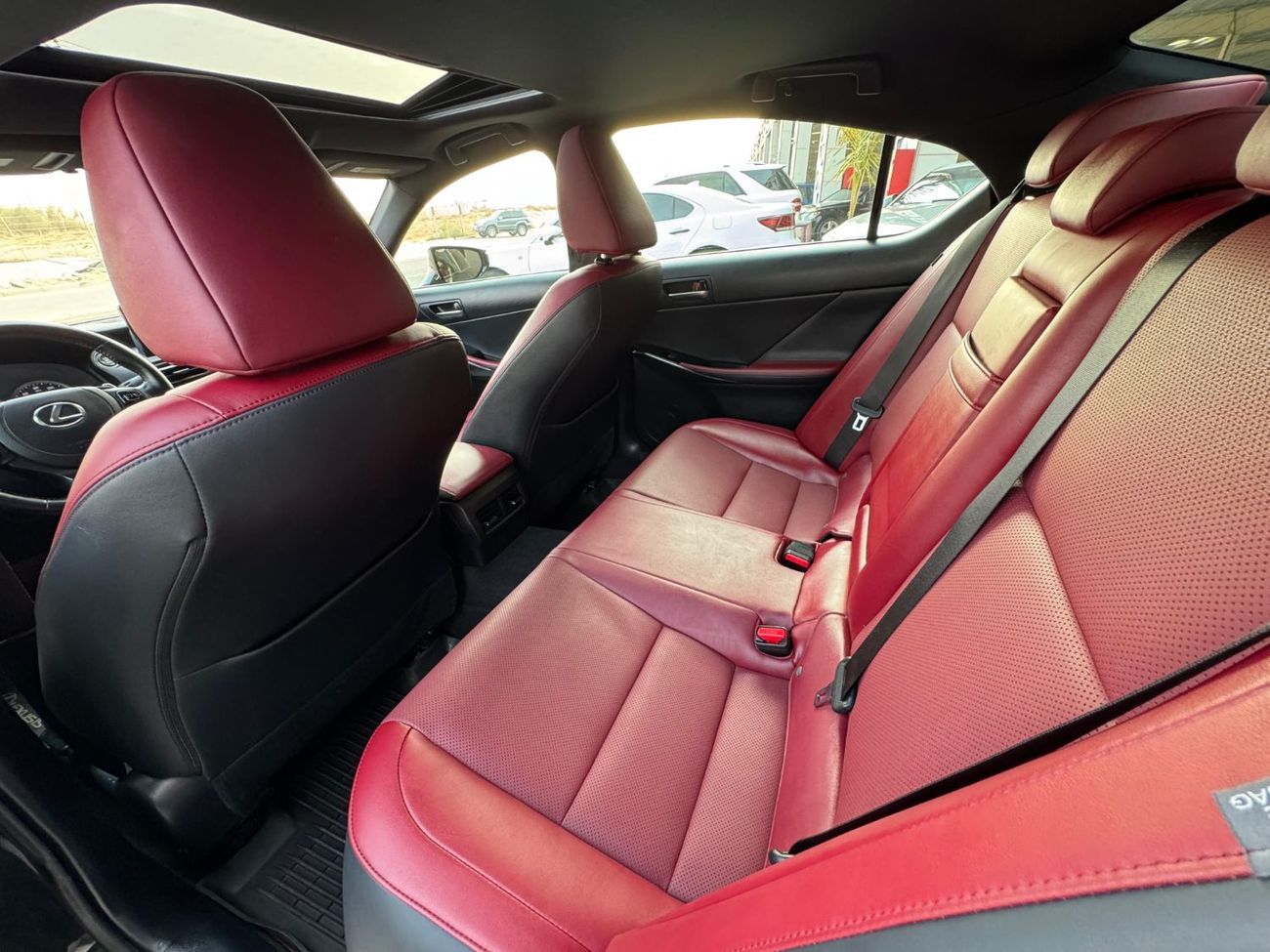 لكزس IS 350 محرك V6 سعة 3.5 لتر / طقم F-SPORT / استهلاك منخفض للموارد / رادار / مساعدة على الطريق / تبريد وتدفئة