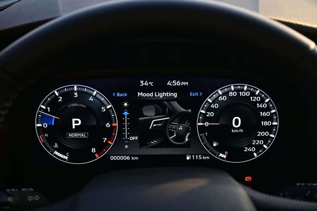 ميتسوبيشي آوتلاندر Mitsubishi Outlander P-Line, 2.5L Petrol 4WD, Model 2025, Color Silver