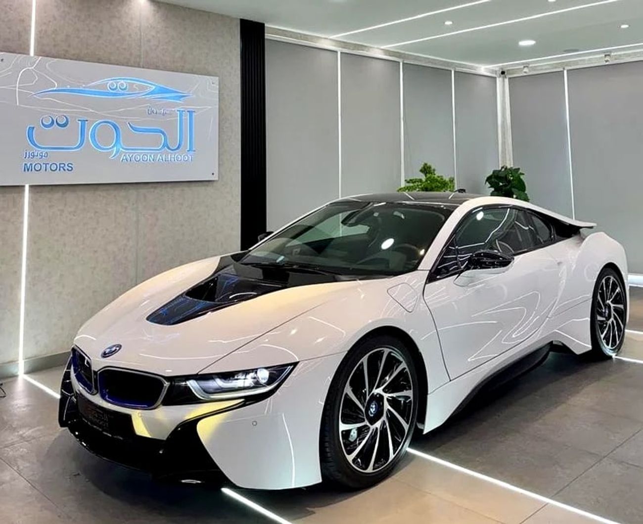 بي أم دبليو i8 ELITE || GCC II FULLY LOADED || ACCIDENT FREE || VERY LOW MILEAGE || F.S.H