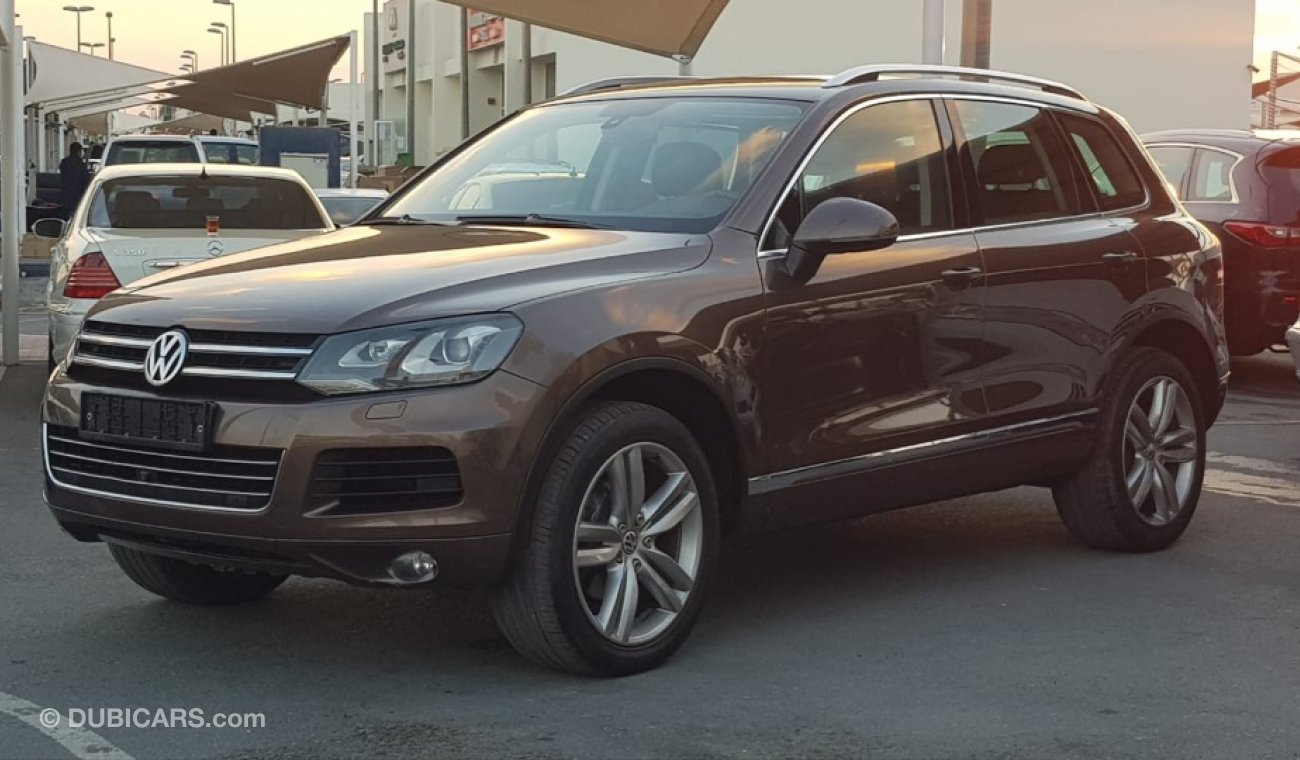Volkswagen Touareg Volex wagan Touarag model 2011 GCC car full option panoramic roof leather seats back camera full ele
