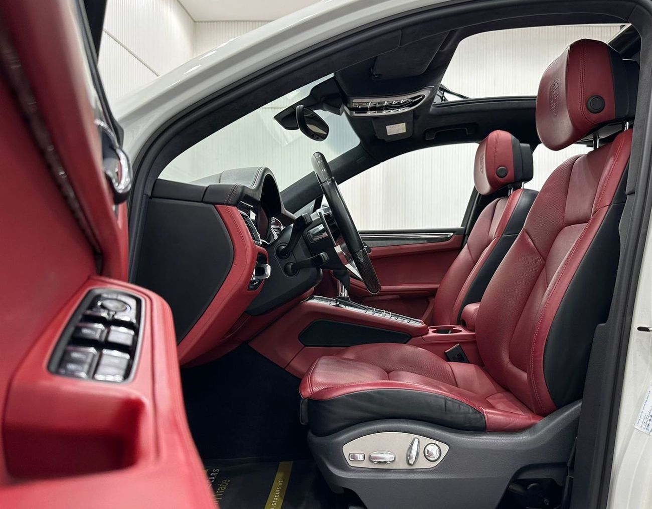 Porsche Macan 2015 Porsche Macan Turbo, Full Service History, Carbon Fiber Package, Excellent Condition, GCC