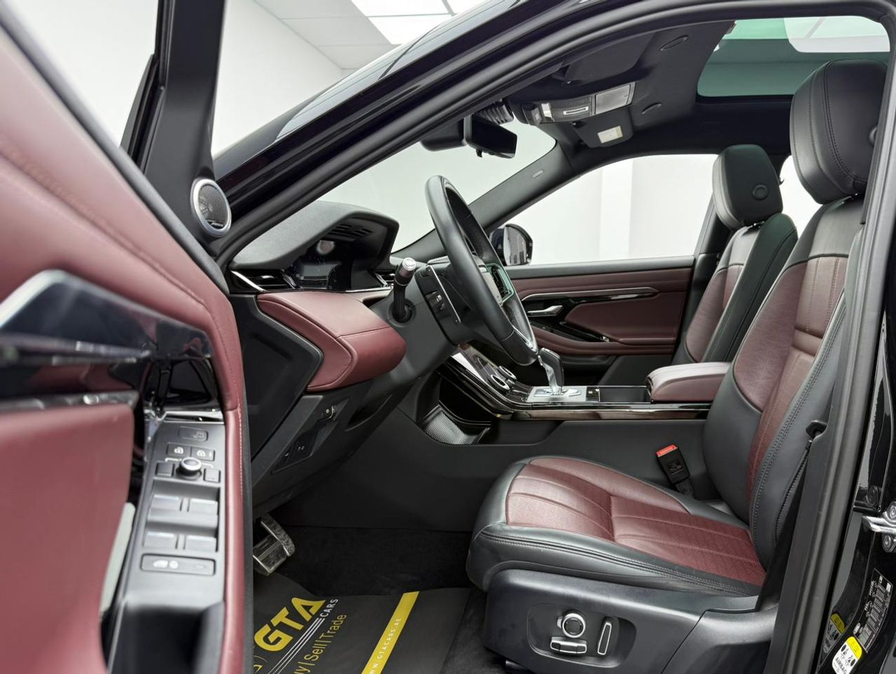 لاند روفر رانج روفر إيفوك P250 R-Dynamic HSE 2.0L 2021 Range Rover Evoque P250 R-Dynamic HSE, 2026 RR Warranty, 2029 RR Servic