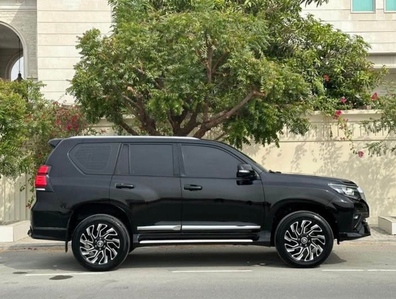 Toyota Prado 2023 Model VXR V4 2.7L Engine Full Option Very Clean And Perfect Condition